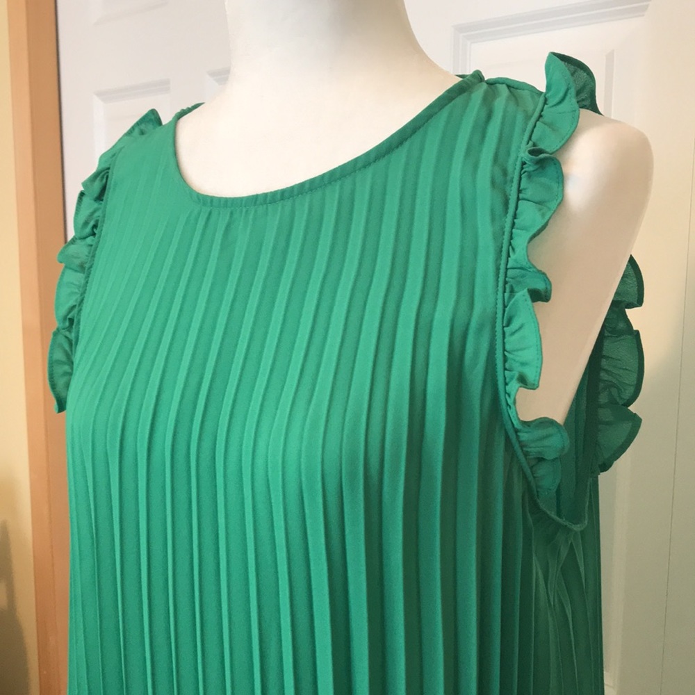 Maurices, NWOT, a-line Kelly green tank with folded accents 🌷 - Picture 2 of 8
